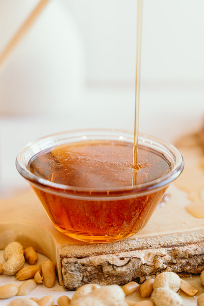 Sirop d'érable en coulis qui s'accumule dans un peitt bol en verre