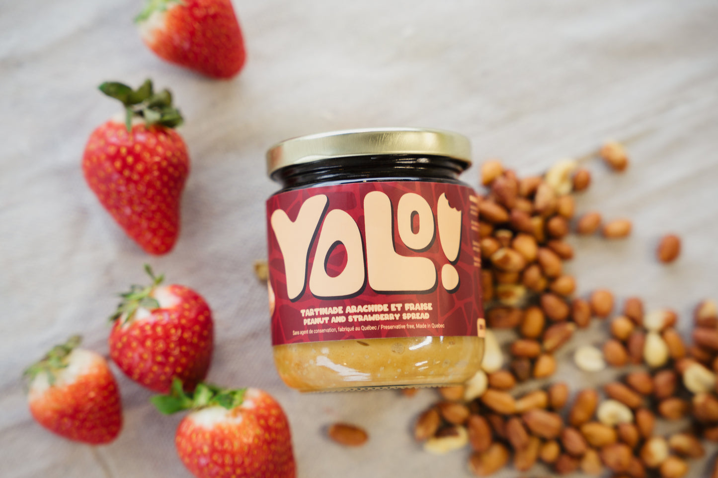 Tartinade arachide confiture de fraise entouré de fraises fraiches et d'arachides