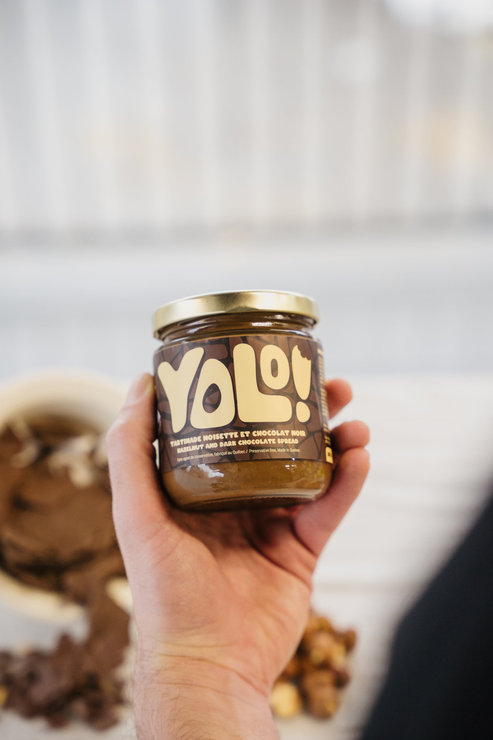 Tartinade de noisette et choco blanc tenu dans une main