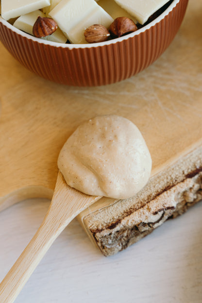 Tartinade de noisette et choco blanc sur une cuillère de bois