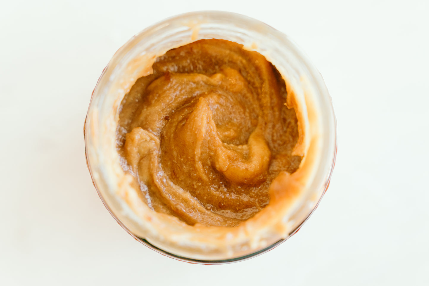 pot de Tartinade de noix et confiture vue du dessus et ouvert pour voir la texture de la tartinade