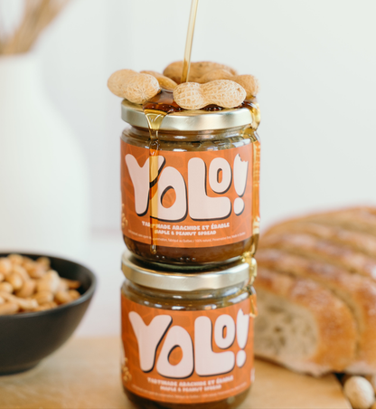 2 pots de Tartinade à l'arachides et érable un part dessus l'autre avec des cacahouètes et un coulis d'érable qui cole sur le dessus