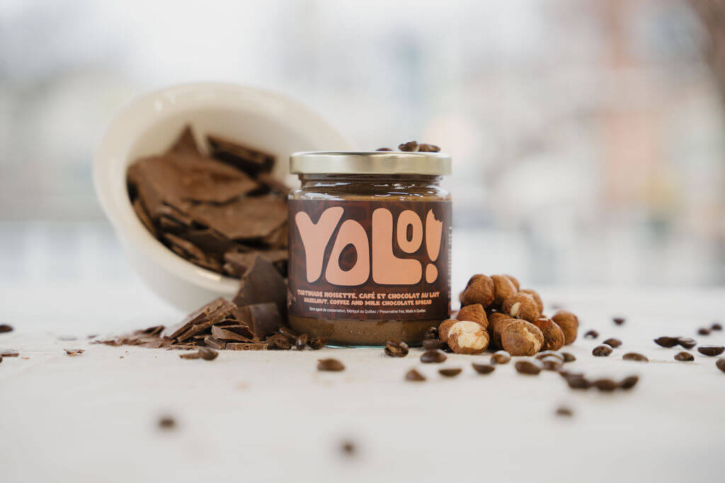 pot de Tartinade noisette cafe choco avec des brisure de cholat et des noisettes autour du pot